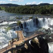 A "mini Cataratas do Iguaçu" de Quilombo atrai uma média de 5 mil visitantes, com aumento na temporada de verão.