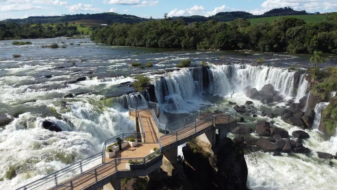 A “mini Cataratas do Iguaçu” de Quilombo atrai uma média de 5 mil visitantes, com aumento na temporada de verão.
