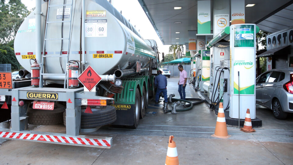 Esquerda na Câmara usa crise dos combustíveis para propor criação de estatal