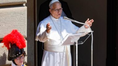 Papa Leão XIV em momento de interação com fiéis da igreja católica.