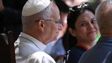 Papa Leão XIV em momento de interação com fiéis da igreja católica.