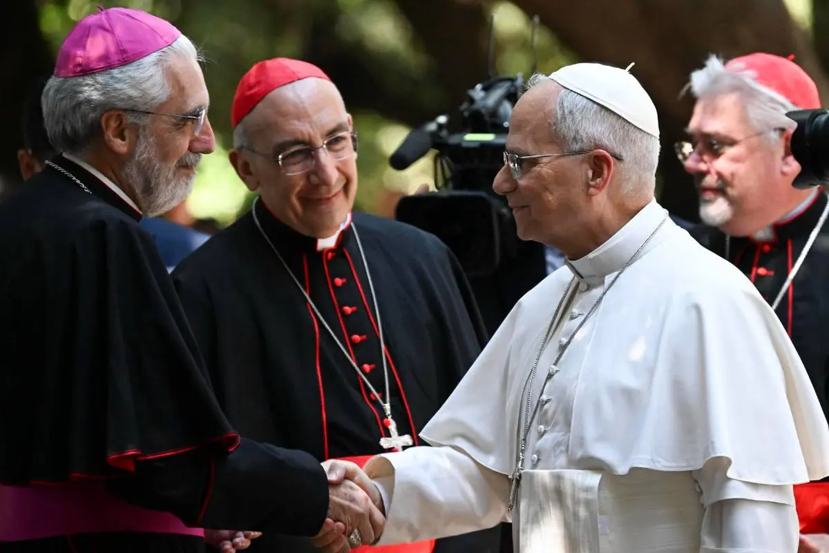 Papa Leão XIV em momento de interação com membros da igreja católica.