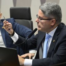 Alessandro Vieira (MDB-SE) lê seu relatório em sessão da CPI do Crime Organizado; ao fundo, o presidente da comissão, Fabiano Contarato (PT-ES). Imagem referente a matéria