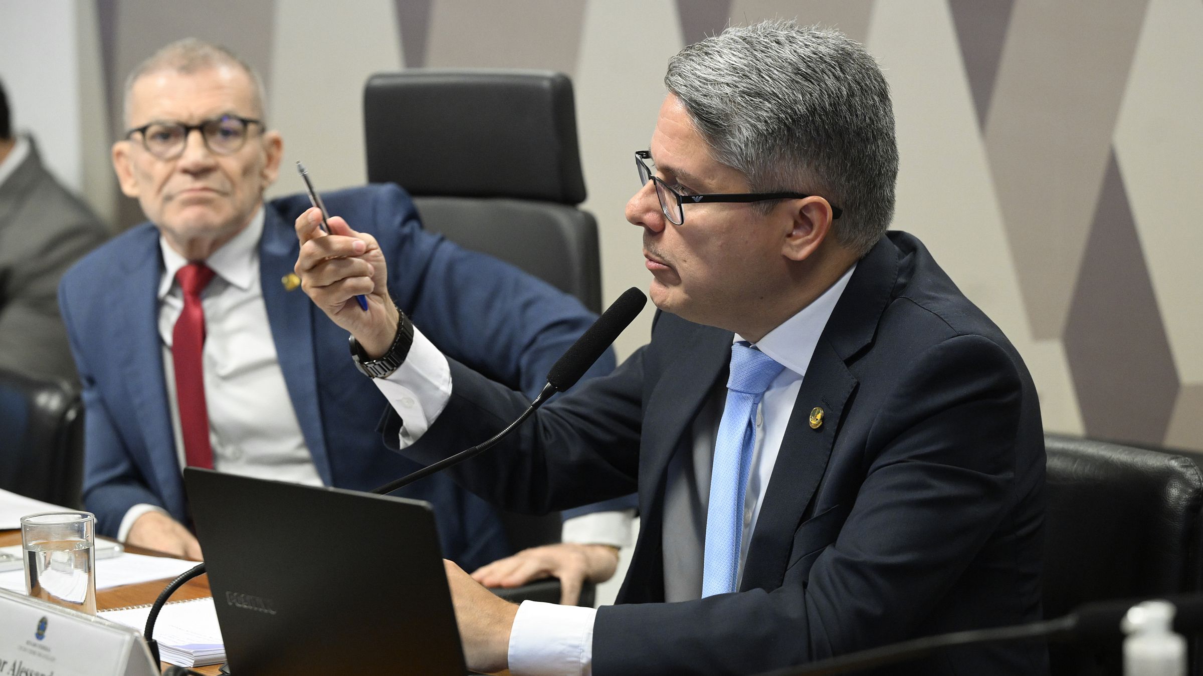 Alessandro Vieira (MDB-SE) lê seu relatório em sessão da CPI do Crime Organizado; ao fundo, o presidente da comissão, Fabiano Contarato (PT-ES).