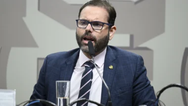 Senadores vão aos EUA acompanhar pedido de asilo de Ramagem