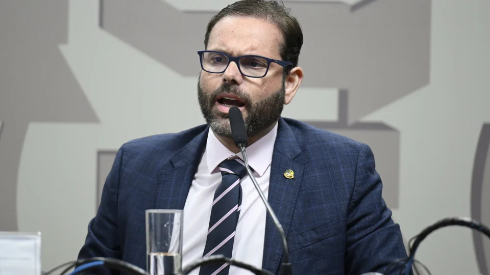 Senadores vão aos EUA acompanhar pedido de asilo de Ramagem