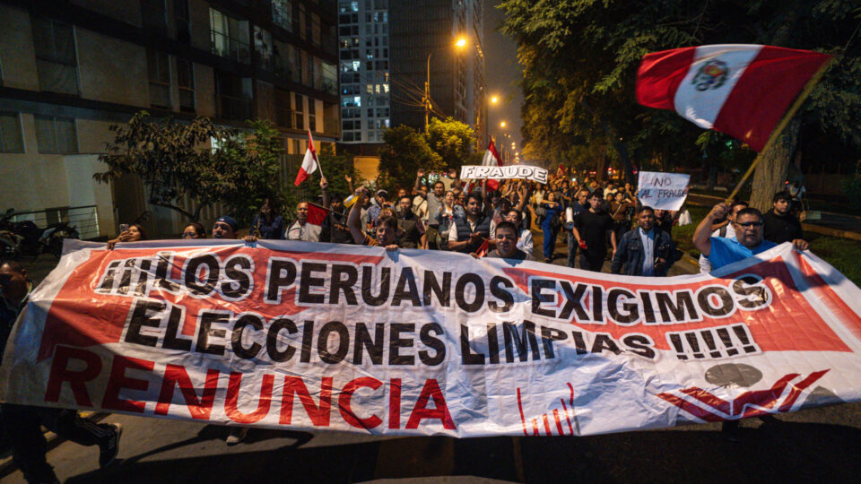 Votos da eleição no Peru são encontrados no lixo; candidato conservador oferece recompensa por provas de fraude