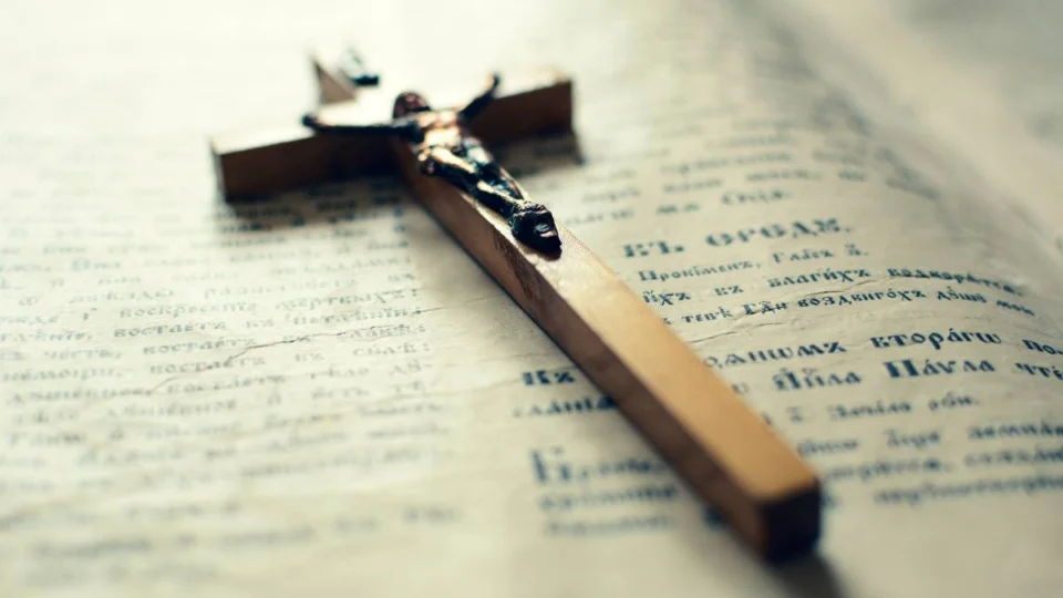 Símbolos de fé e devoção presentes no cotidiano da Igreja Católica.
