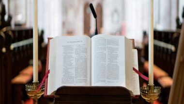 O contato diário com a Palavra de Deus nutre a fé pessoal, impulsionando momentos de introspecção, discernimento e fortalecimento espiritual