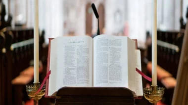 O contato diário com a Palavra de Deus nutre a fé pessoal, impulsionando momentos de introspecção, discernimento e fortalecimento espiritual