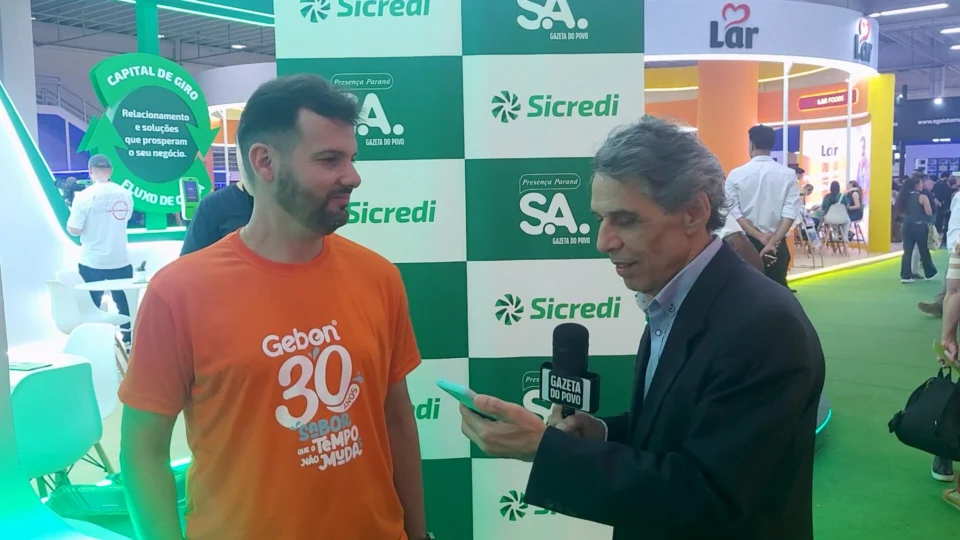 O jornalista Celio Martins entrevista Jonathan Gazzi, gerente de vendas da Gebon, durante a Expoapras 2026, sobre novo centro logístico, expansão no Paraná e crescimento do mercado de sorvetes.