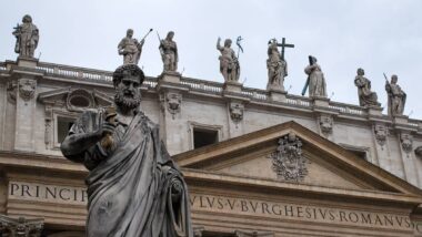 Símbolos de fé e devoção presentes no cotidiano do Vaticano.