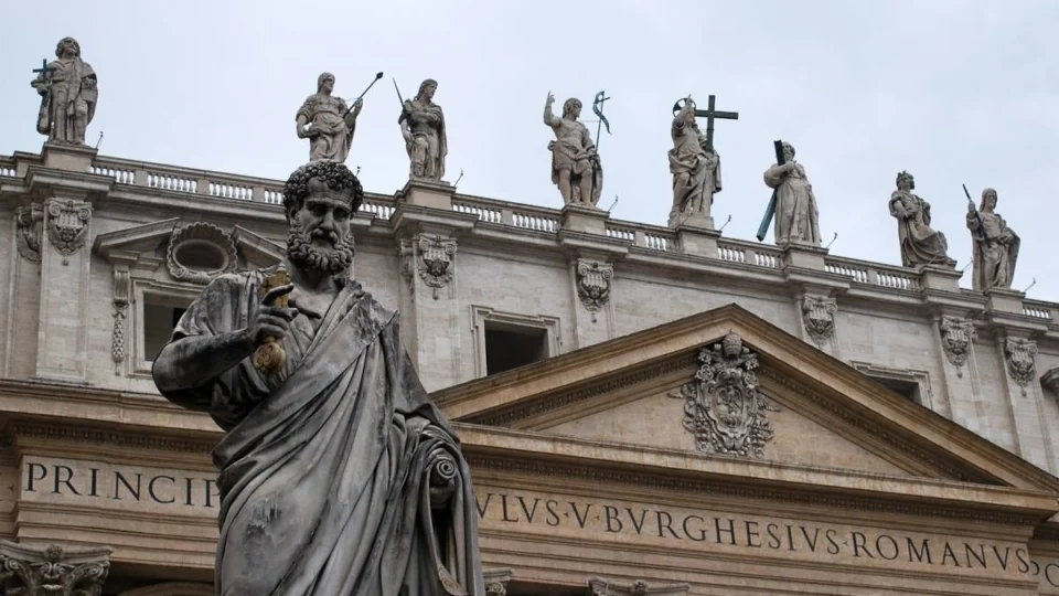 Símbolos de fé e devoção presentes no cotidiano do Vaticano.