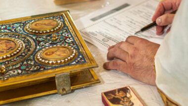 O ritual do batismo representa um marco fundamental na vida comunitária e simboliza o início de uma nova jornada espiritual guiada pela fé cristã.