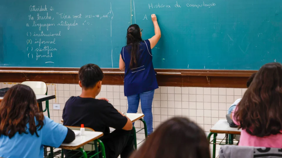 Dados do Censo Escolar apontam que 40,7% dos professores da rede pública são temporários.