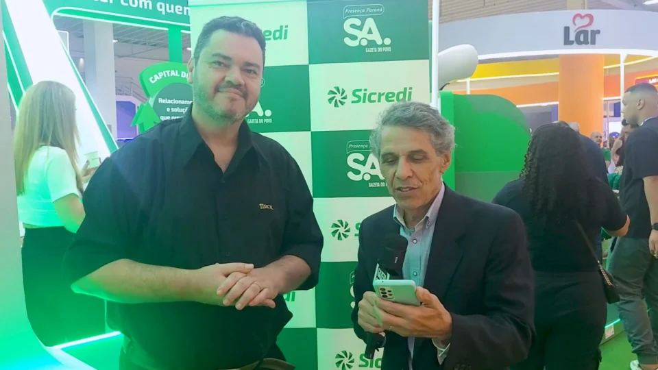 O jornalista Celio Martins entrevista Rodney Guariza, gerente de marketing da Tirol, durante a Expoapras 2026, sobre lançamentos saudáveis, inovação no setor de lácteos e expansão da marca no Paraná.