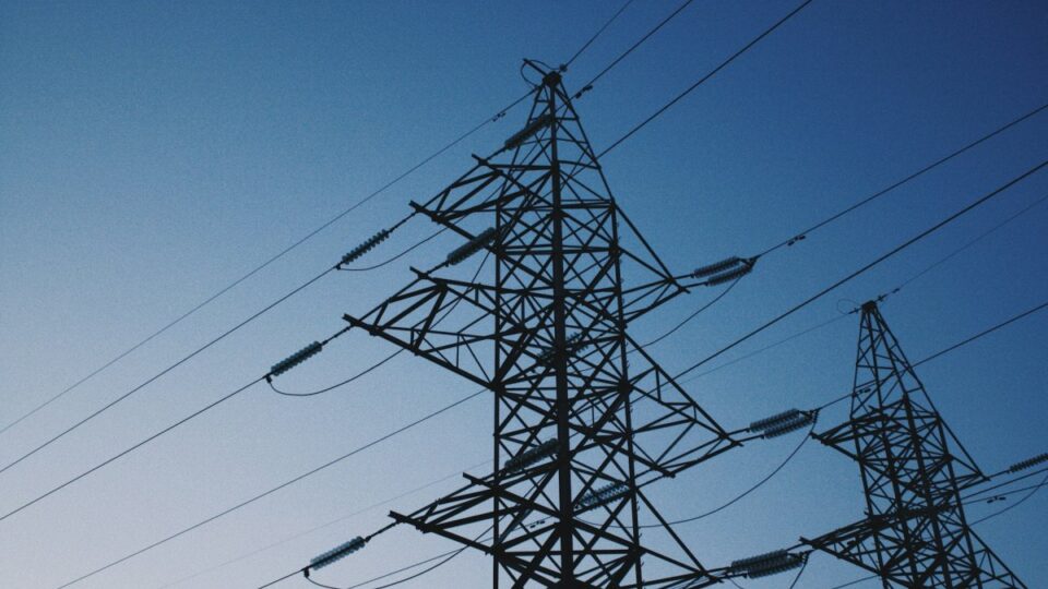 Quedas de energia diminuem no Brasil; veja ranking das distribuidoras