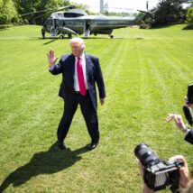 Trump em imagem de arquivo no gramado da Casa Branca Imagem referente a matéria