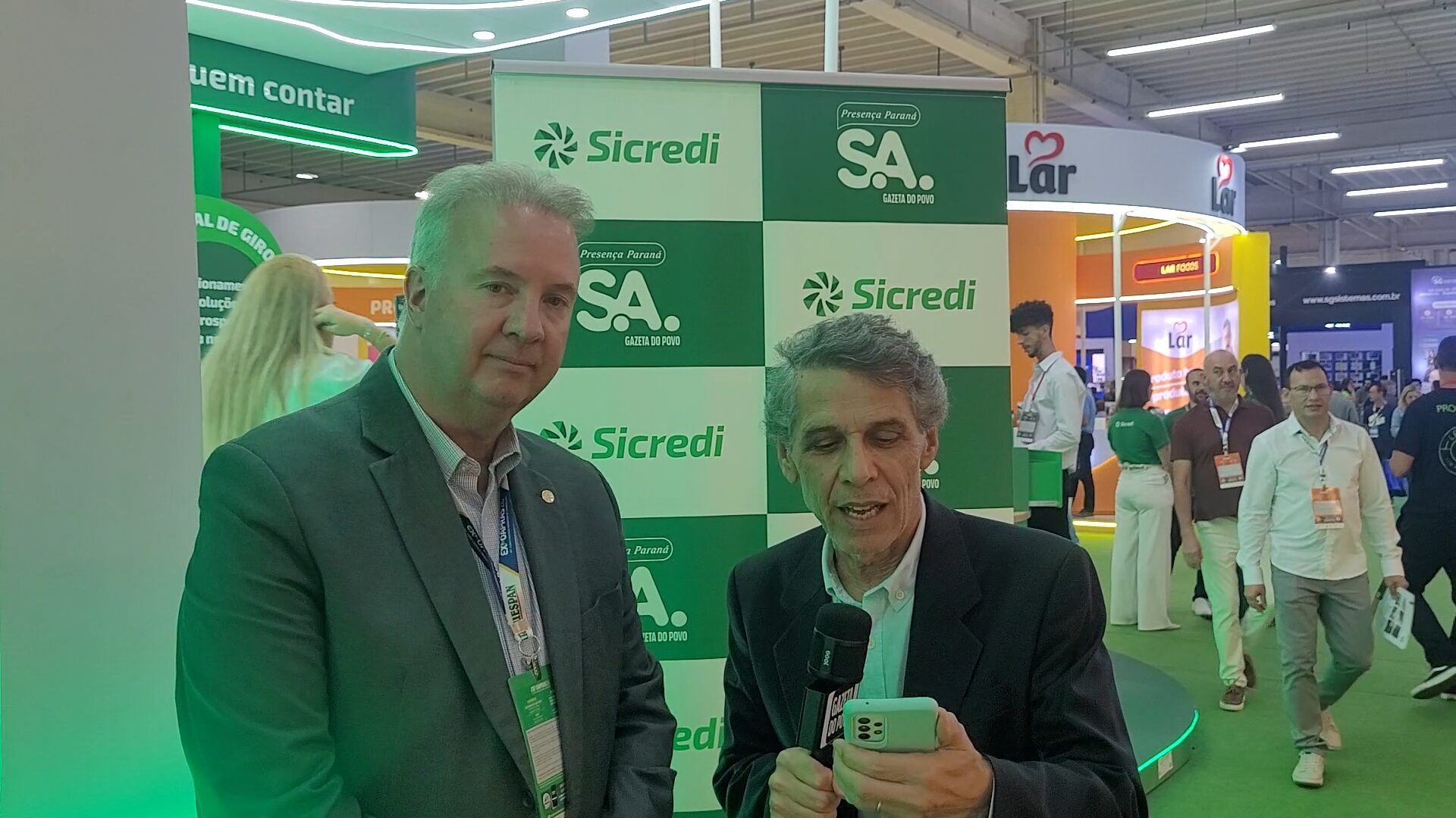 O jornalista Célio Martins entrevistou representantes do Sicredi durante a ExpoApras 2026, destacando estratégias e soluções voltadas ao crescimento do varejo.