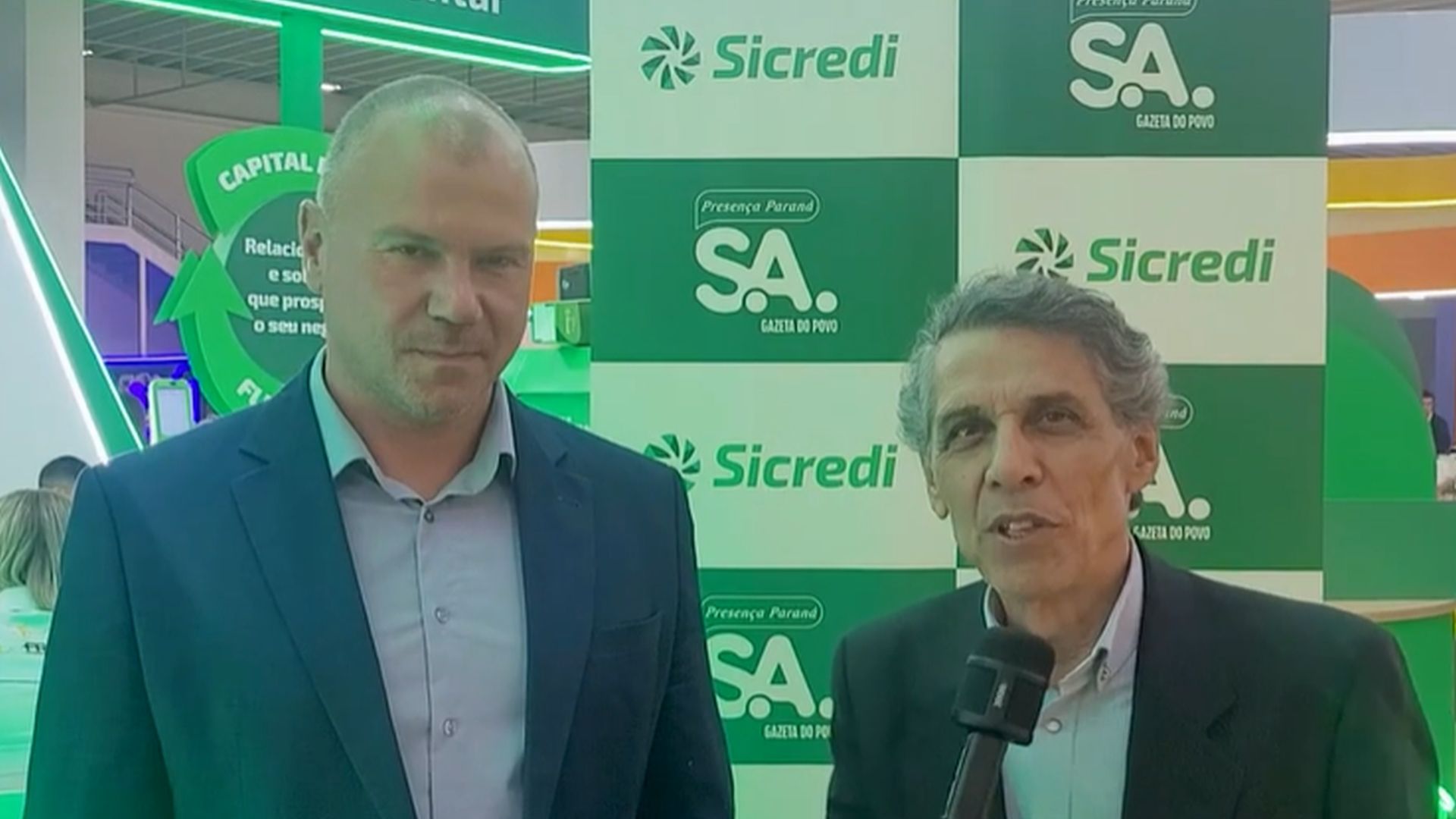 O jornalista Célio Martins entrevistou Rodrigo Arpini Valério, diretor de marketing e vendas da Vinícola Aurora, diretamente do estande do Sicredi, durante a Expoapras 2026.