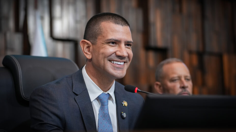 Douglas Ruas é eleito presidente da Assembleia do Rio, mas sucessão do governo depende do STF