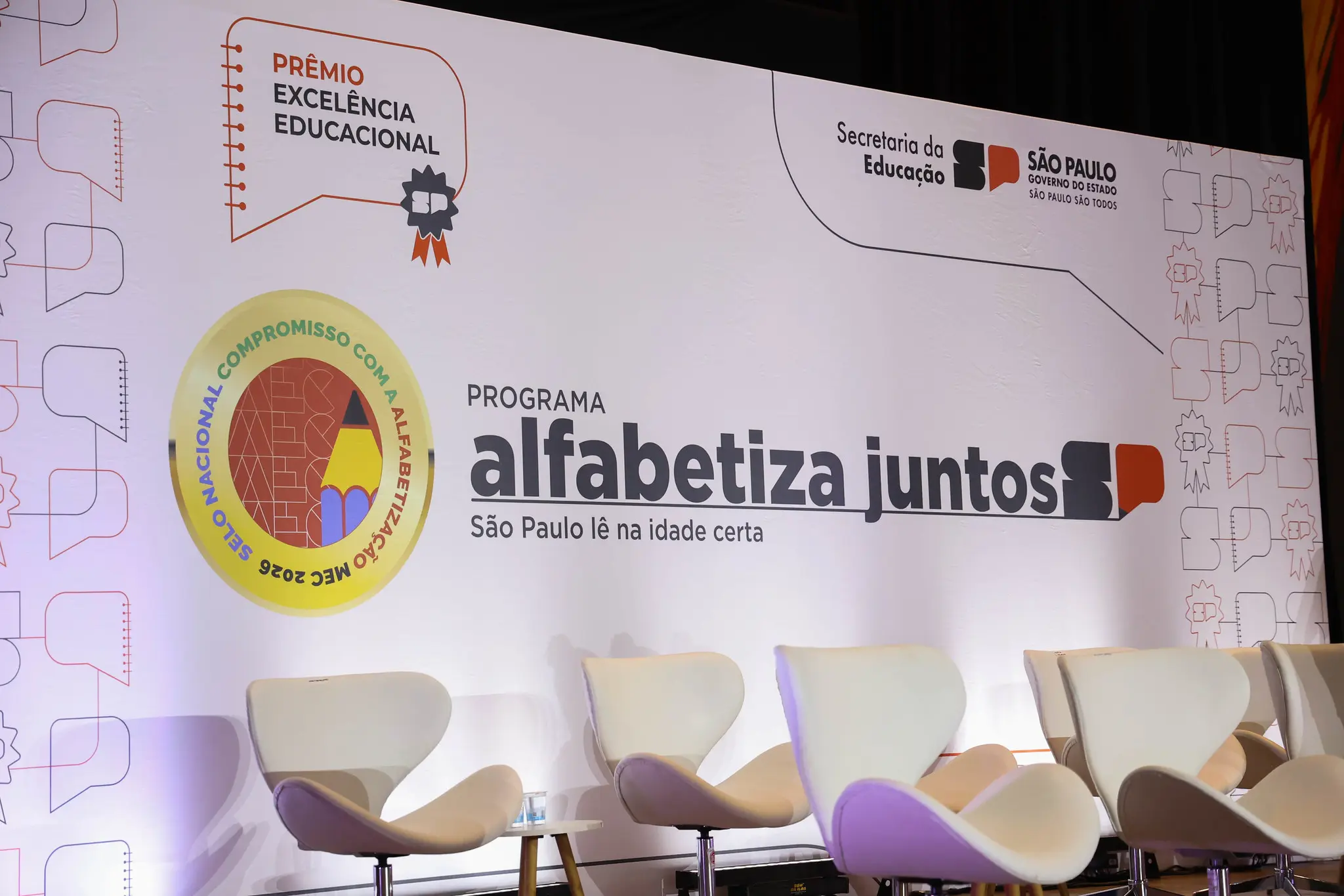 Painel institucional do programa Alfabetiza Juntos SP destaca iniciativa que impulsiona a alfabetização na idade certa e reúne ações integradas reconhecidas nacionalmente.