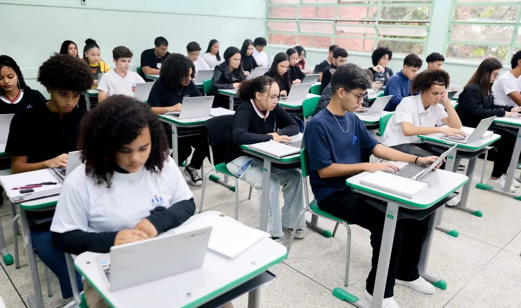 Estudantes em sala com uso de tecnologia: políticas baseadas em dados impulsionam a aprendizagem na rede estadual.