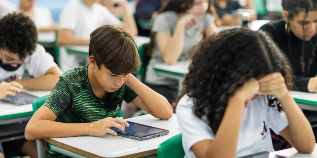 Maior frequência e engajamento em sala contribuem para o avanço da aprendizagem na rede estadual.