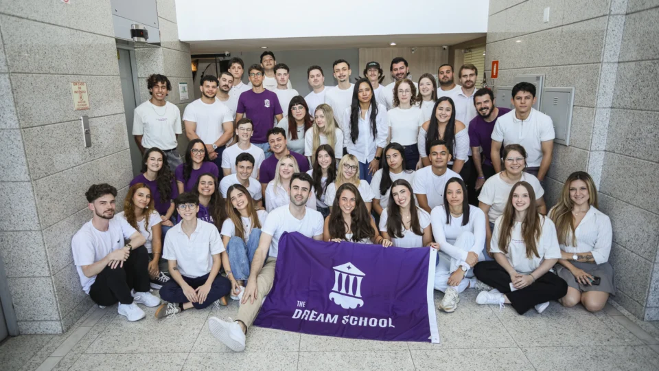 Sonhar em estudar fora não deveria depender do tamanho do bolso. Com um modelo mais acessível e focado em mentoria real, a The Dream School já levou mais de 1.000 estudantes brasileiros a universidades internacionais mostrando que oportunidade também se constrói.