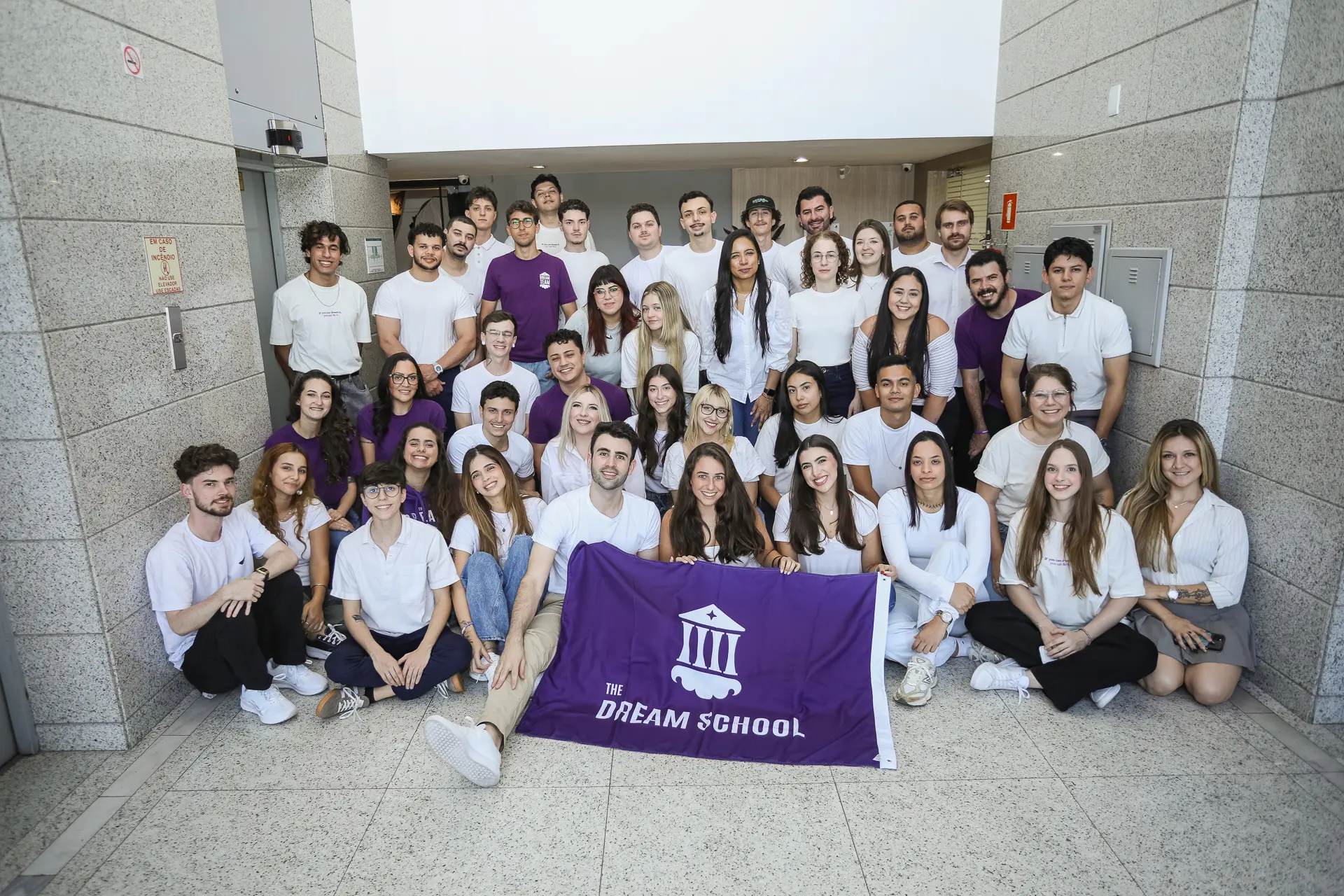 Sonhar em estudar fora não deveria depender do tamanho do bolso. Com um modelo mais acessível e focado em mentoria real, a The Dream School já levou mais de 1.000 estudantes brasileiros a universidades internacionais mostrando que oportunidade também se constrói.