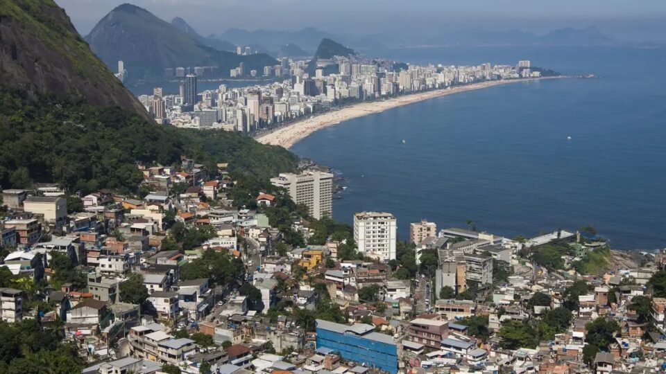 Operação contra líder do CV na Bahia abrigado no Rio deixa turistas ilhados em morro