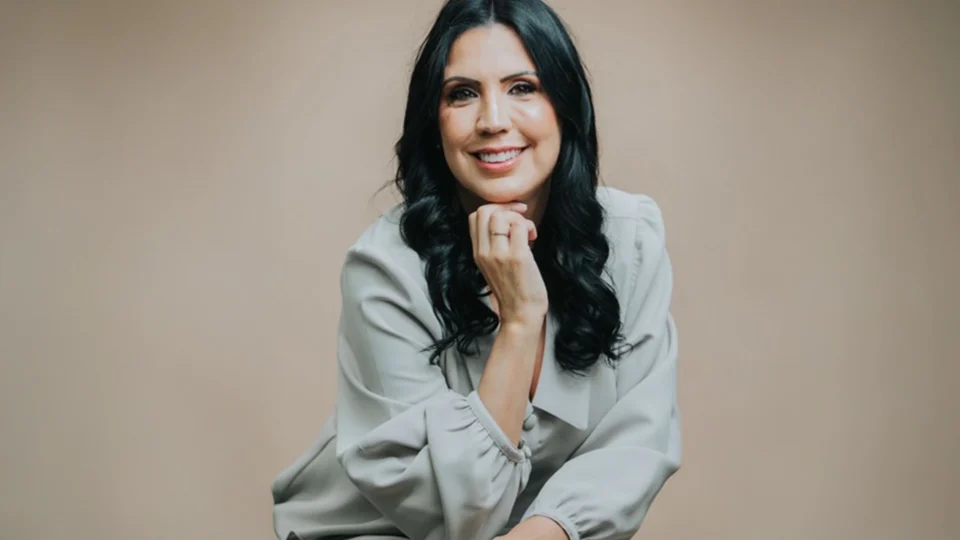 Lauana Junta, da Checkmarx, destaca a evolução do AppSec de uma prática técnica para um pilar estratégico, conectando vulnerabilidades ao impacto real no negócio.
