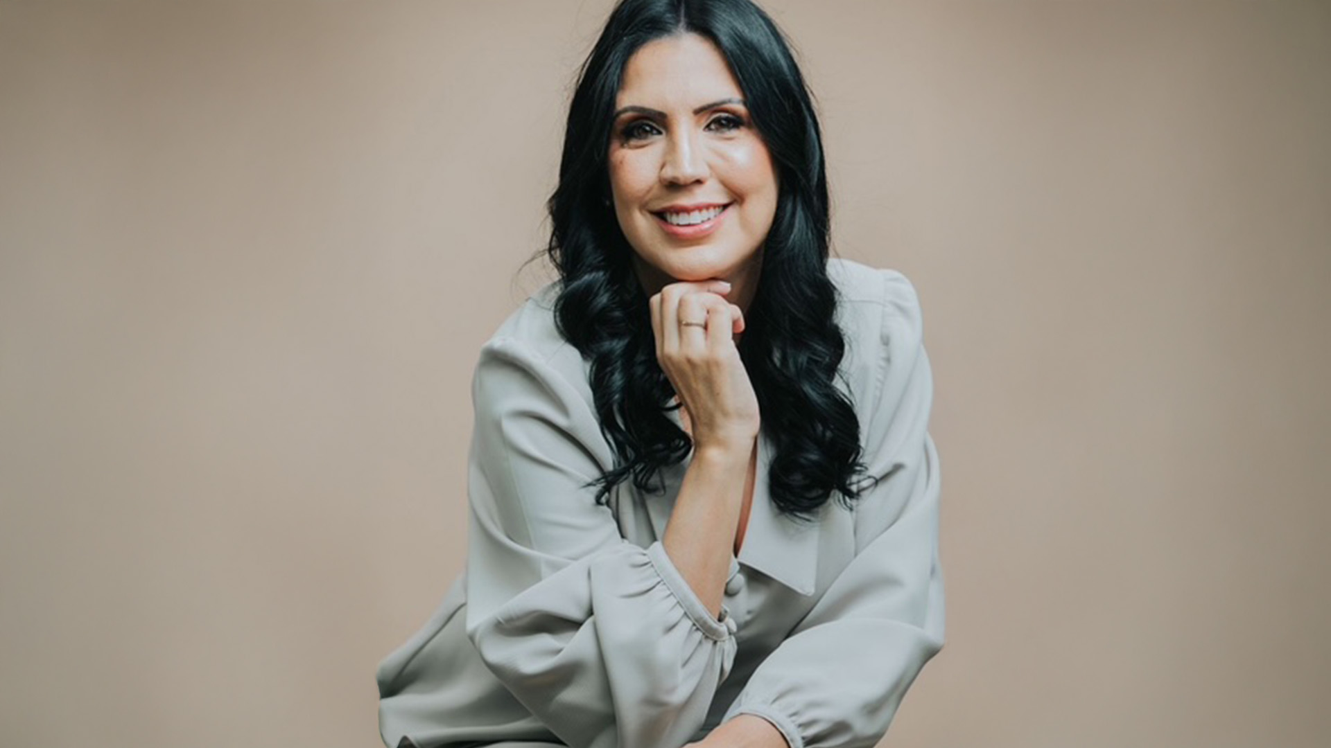 Lauana Junta, da Checkmarx, destaca a evolução do AppSec de uma prática técnica para um pilar estratégico, conectando vulnerabilidades ao impacto real no negócio.