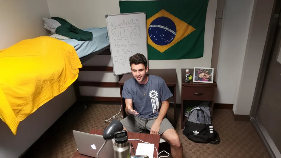 Lucas Pertusati - fundador da The Dream School - no início da construção do maior preparatório de intercâmbios do brasil”