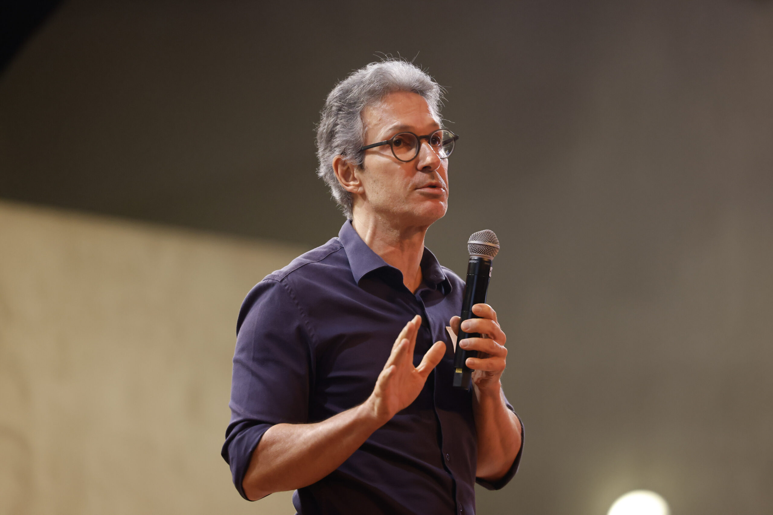 Romeu Zema comparou vínculos de ministros do STF com Daniel Vorcaro a abusos na Igreja Católica.