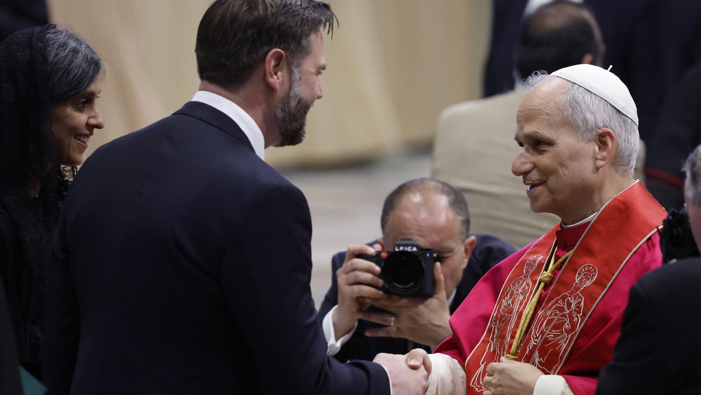 O papa Leão XIV e o vice-presidente dos EUA, J.D. Vance, em maio de 2025, após a missa de início do pontificado.