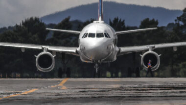 Setor aéreo se prepara para a possibilidade de escassez de combustível e aumento nos preços devido à guerra no Irã.