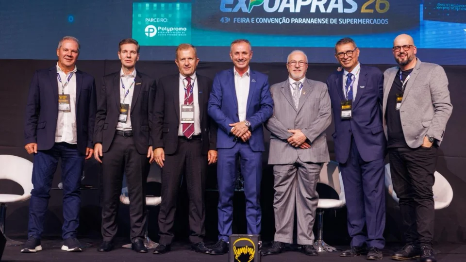 Da esquerda para a direita: Carlos Beal, diretor do Festval; Everton Muffato, diretor do Grupo Muffato; Harri Pankratz, presidente da APRAS; José Evaldo Koch, presidente do Grupo Koch; Pedro Joanir Zonta, fundador e presidente do Grupo Zonta/Rede Condor; Mauricio Bendixen, superintendente da Apras; e Caio Camargo, moderador do painel.