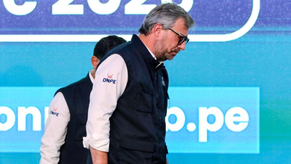 Diretor do órgão eleitoral do Peru renuncia após atrasos e denúncias de fraude