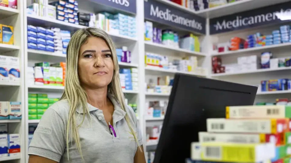 Em uma economia livre, trabalhadores como Jeisiane Magalhães, atendente de uma farmácia em Brasília, são pagos pela riqueza que geram.