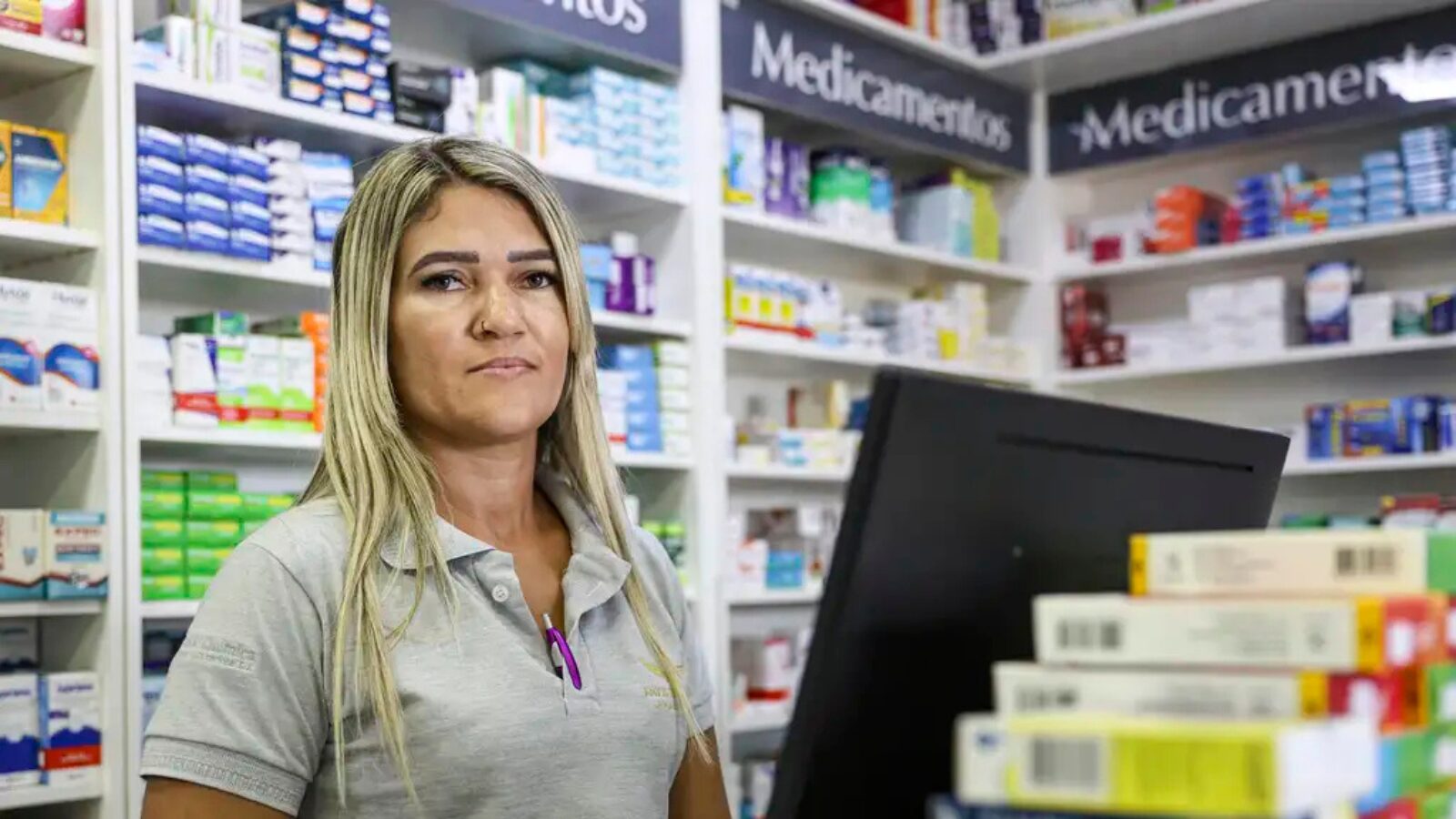 Em uma economia livre, trabalhadores como Jeisiane Magalhães, atendente de uma farmácia em Brasília, são pagos de acordo com a riqueza que geram.