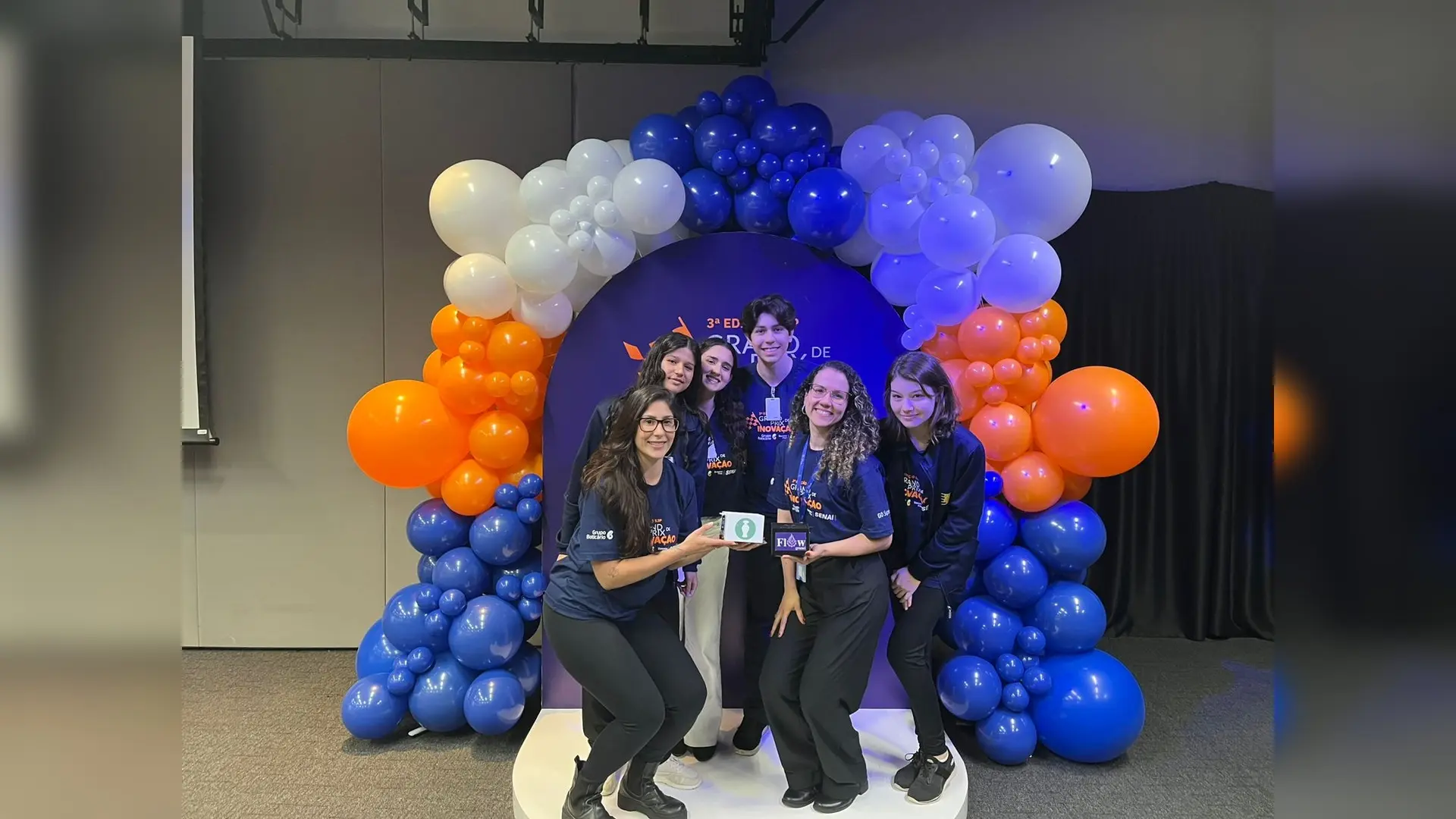 Equipe do Senai celebra participação no Grand Prix de Inovação, iniciativa que conecta alunos a desafios reais da indústria.