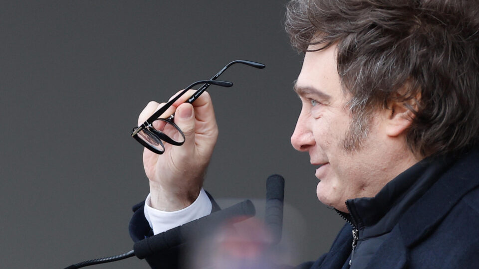 Milei propõe reforma eleitoral na Argentina e impulsiona lei da Ficha Limpa