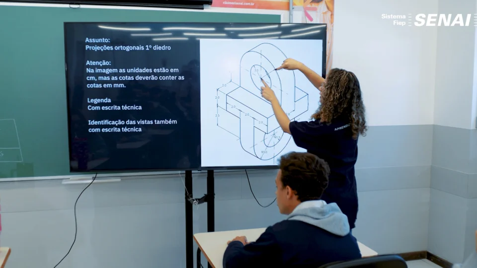 Alunos do Senai em sala de aula durante formação técnica, combinando teoria e prática para se preparar às demandas reais da indústria.