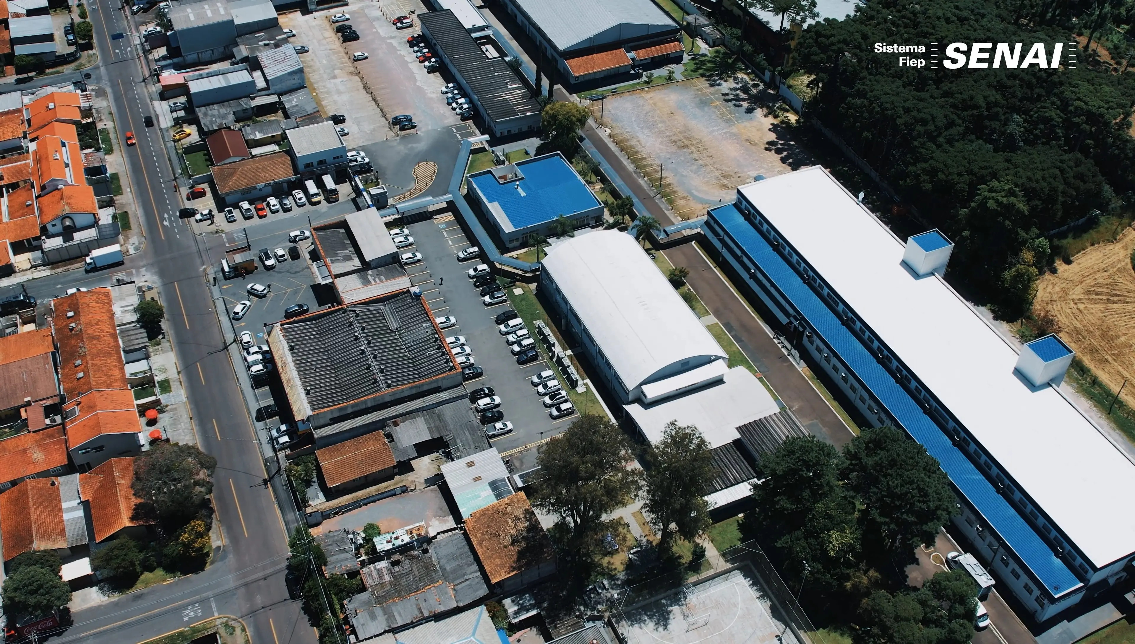 Ambiente industrial em operação destaca a integração entre tecnologia, automação e mão de obra qualificada na busca por eficiência e inovação.