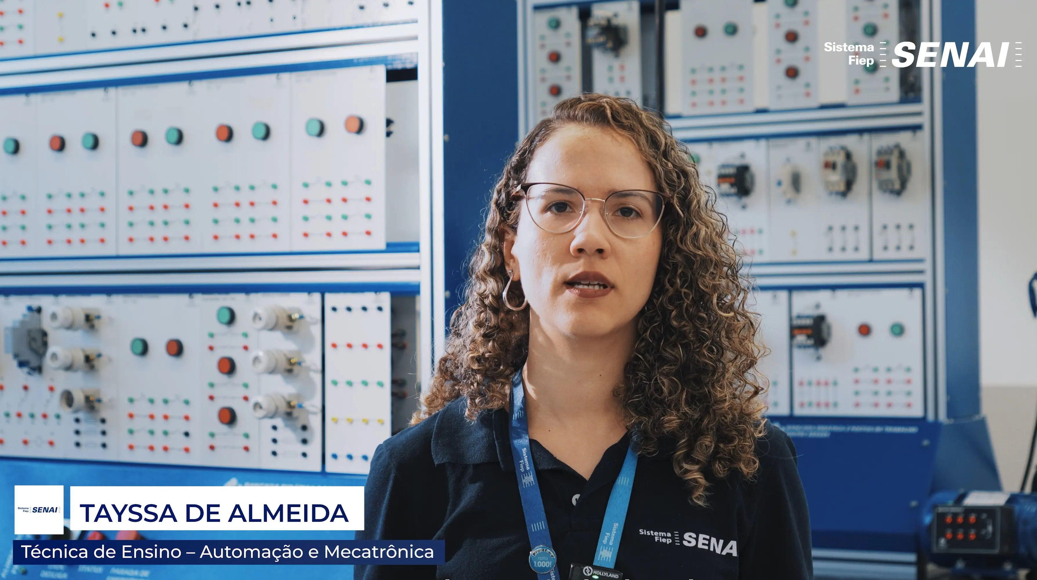Tayssa de Almeida Dominguez, técnica de ensino do Senai, atua na formação prática de alunos, conectando o aprendizado técnico às demandas reais da indústria.