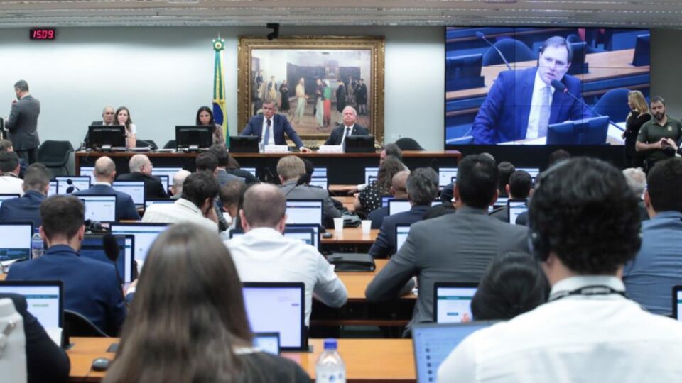 PEC do fim da escala 6×1 passa na CCJ da Câmara