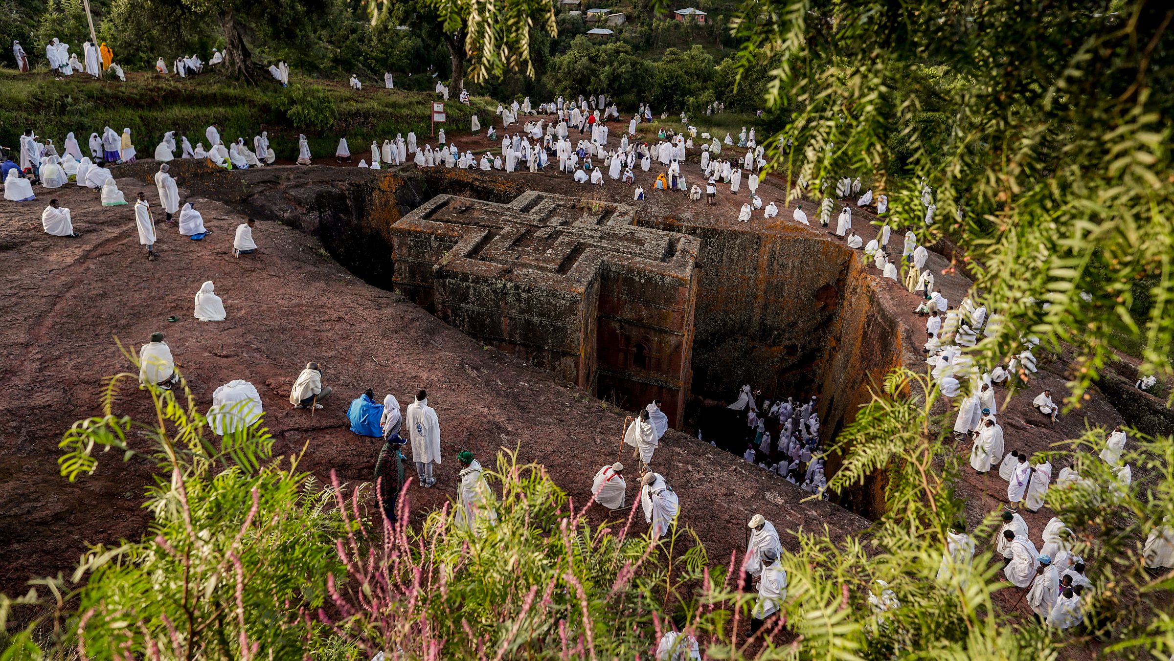 Peregrinos na igreja de São Jorge, em Lalibela, na Etiópia: cristianismo tem presença milenar no continente africano.