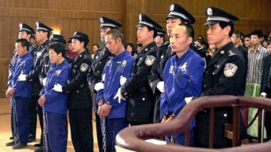 Réus aguardam sentença em tribunal na China: sistema marcado por julgamentos rápidos e nenhuma transparência