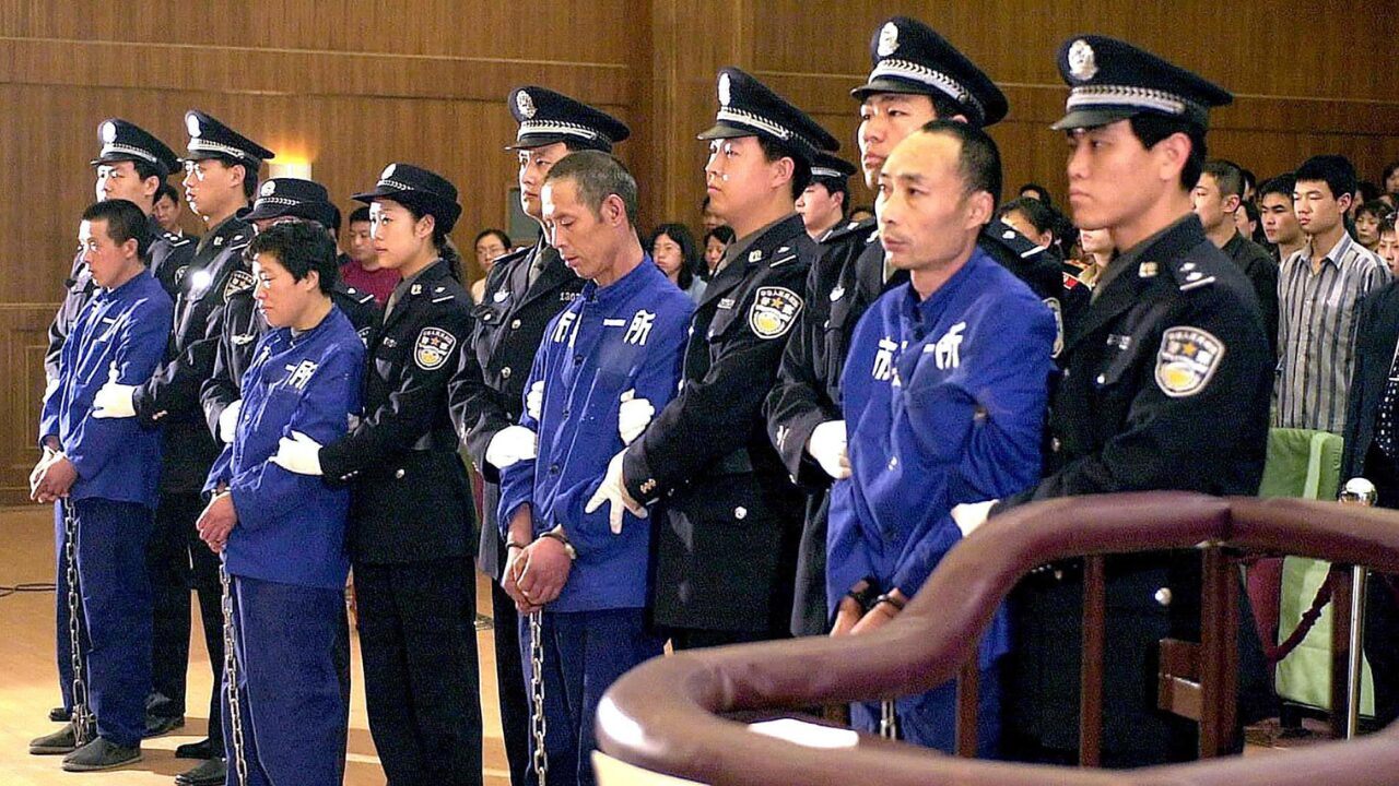 Réus aguardam sentença em tribunal na China: sistema marcado por julgamentos rápidos e nenhuma transparência